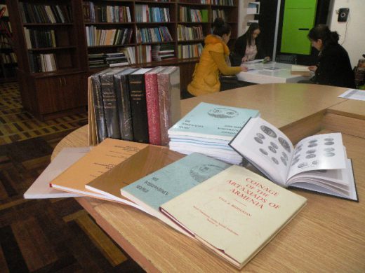 Մաս­նաճյուղի գրադարանը համալրվեց դրա­մա­գիտական հա­րուստ գրա­կա­նութ­յամբ